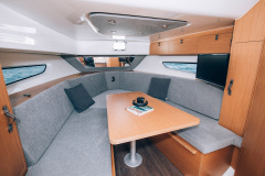 Flyer 10 powerboat interior
