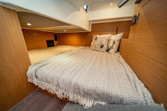 Flyer 10 powerboat interior